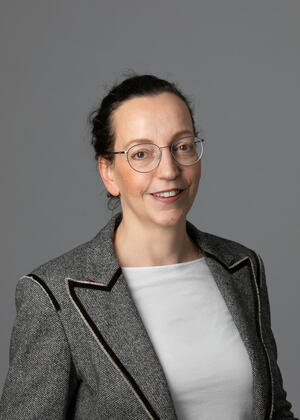 Das Gesicht von Frau Katharina Heitz. Dozentin für das Fach Kommunalrecht